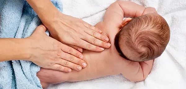 Baby massage και οφέλη για το μωρό σας