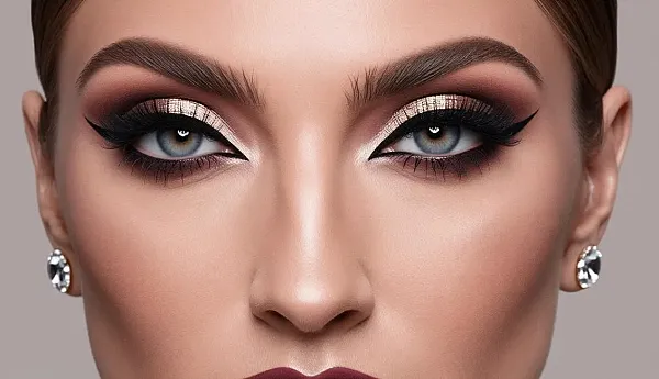 Η ιστορία του μακιγιάζ ζωγραφίζει τις κοινωνίες